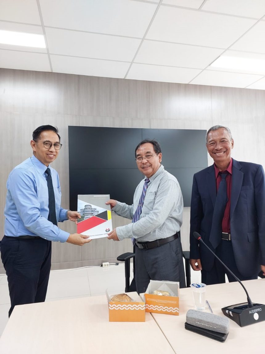 Penyerahan SK PJs Dekan, Wakil Dekan FK UPI dan Ketua Program Studi Kedokteran Periode 2024-2025