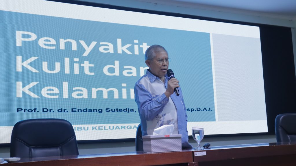 Prof. Dr. Endang Sutedja menyampaikan materi kesehatan kulit dalam kegiatan layanan medis FK UPI