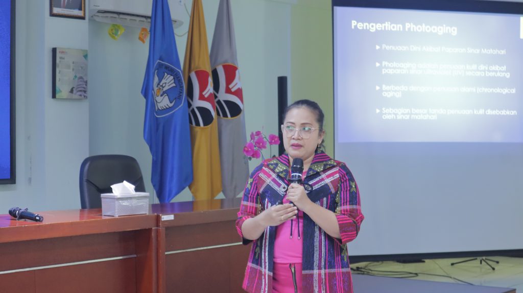 dr. Gita menyampaikan materi fotoaging