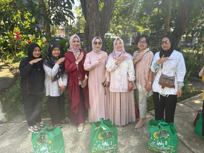 Bakti Sosial IIK UPI dan Penyerahan Bingkisan Lebaran