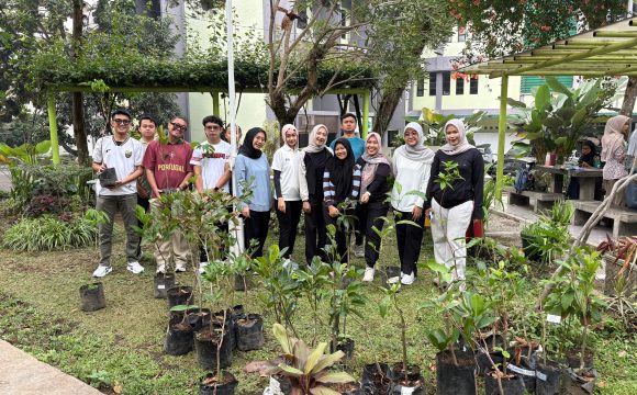 Tenaga Kependidikan FK UPI Tanam Pohon Dukung GreenMetric